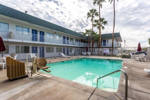 Blythe Hotel | Motel 6-Blythe, CA