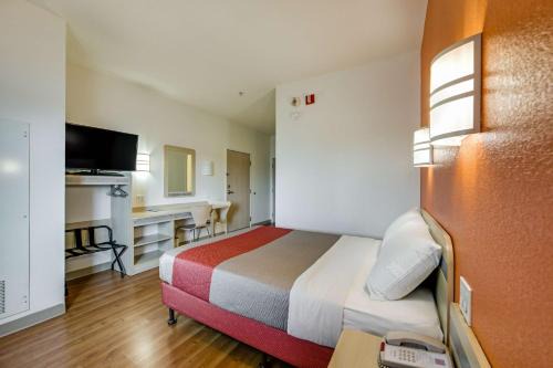 Steeles Industrial Hotel | Motel 6-Brampton, ON - Toronto