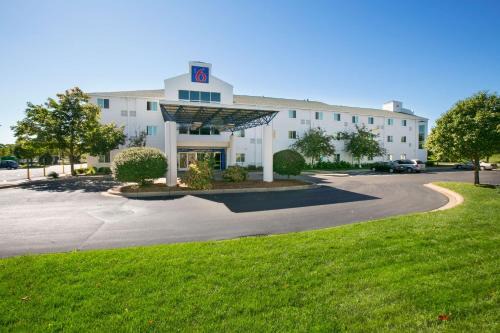 Brooklyn Center Hotel | Motel 6-Brooklyn Center, MN - Minneapolis