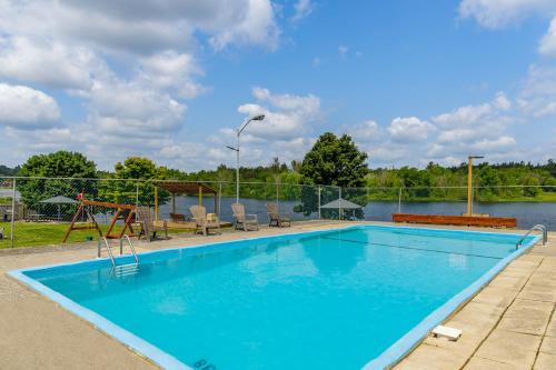 Campbellford Hotel | Motel 6 Campbellford, ON