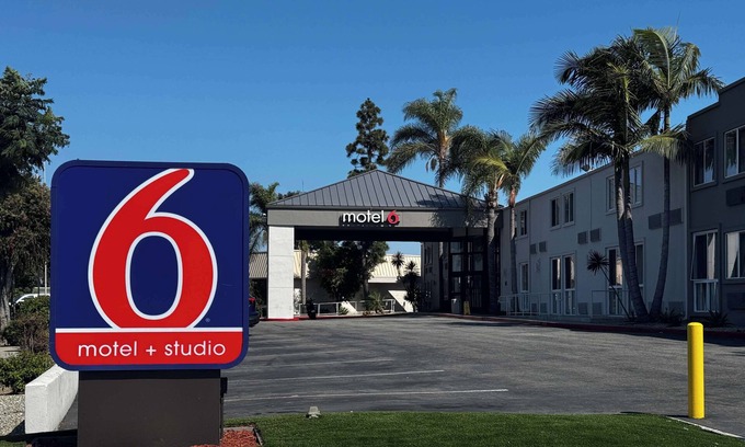 Harbor Hotel | Motel 6 Carson, CA