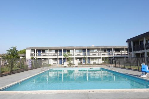 Claremont Hotel | Motel 6-Claremont, CA