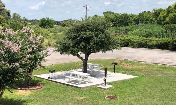 Clute Hotel | Motel 6 Clute, TX