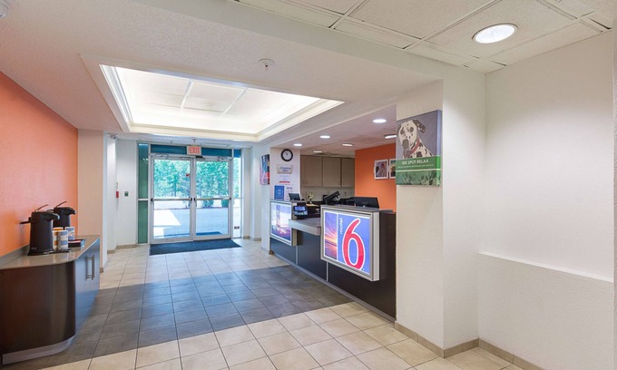 Dentsville Hotel | Motel 6 Columbia, SC - Fort Jackson Area