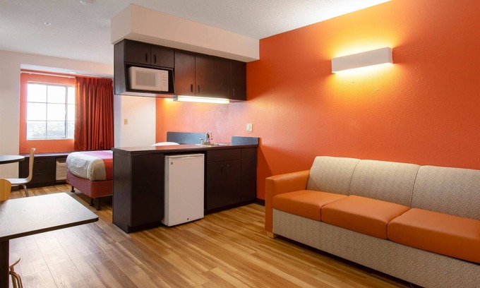 Biggs Field Hotel | Motel 6 El Paso, TX - Southeast