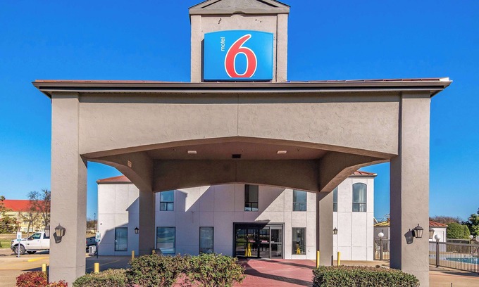 Ennis Hotel | Motel 6 Ennis, TX