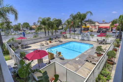 Fontana Hotel | Motel 6-Fontana, CA