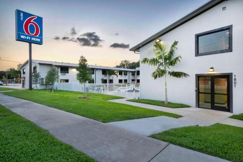 River Oaks Hotel | Motel 6-Fort Lauderdale, FL