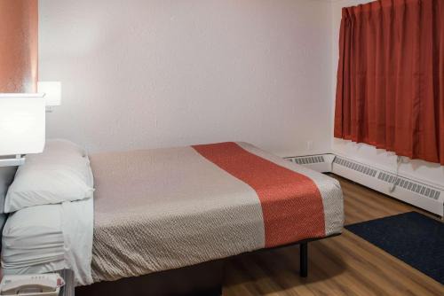 Fort St. John Hotel | Motel 6-Fort St. John, BC