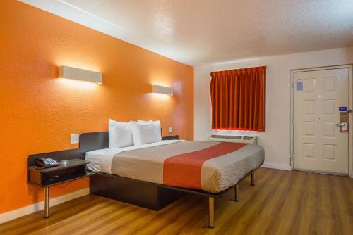 Garland Hotel | Motel 6-Garland, TX - Northeast Dallas