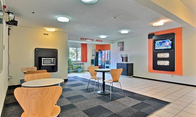 Gilman Hotel | Motel 6 Gilman, IL