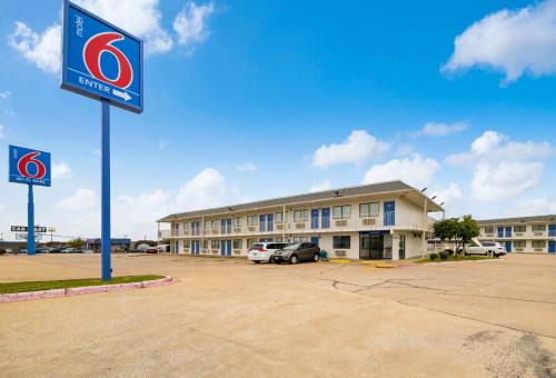 Greenville Hotel | Motel 6-Greenville, TX