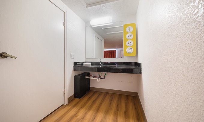 Athol Springs Hotel | Motel 6 Hamburg, NY