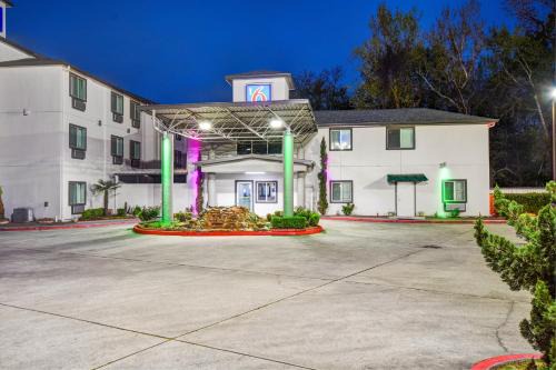 Humble Hotel | Motel 6 Humble, TX - Houston International Airport