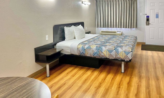 Huntington Hotel | Motel 6 Huntington, WV