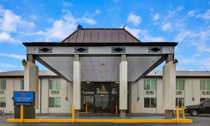 Lawrence Hotel | Motel 6 Indianapolis IN