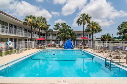 Doctors Inlet Hotel | Motel 6-Jacksonville, FL - Orange Park