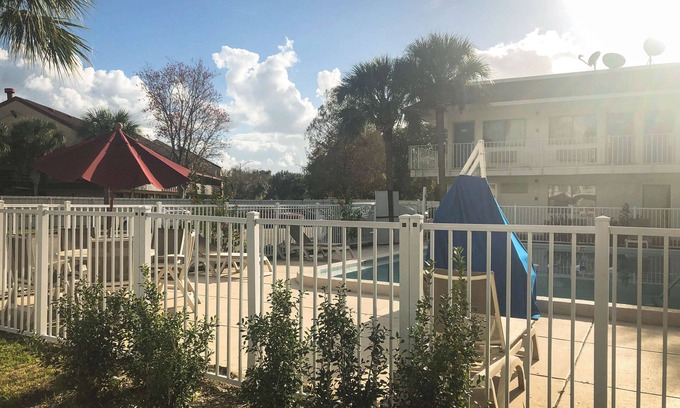 Doctors Inlet Hotel | Motel 6 Jacksonville, FL - Orange Park