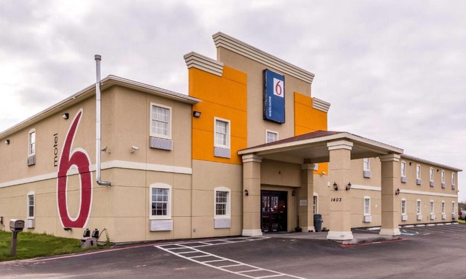 Pleasanton Hotel | Motel 6-Jourdanton, TX