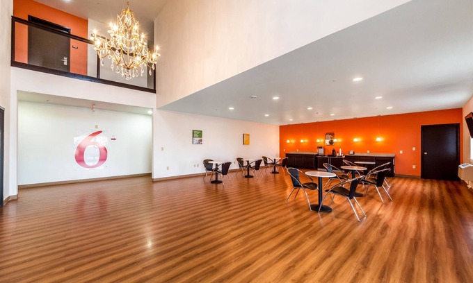 Pleasanton Hotel | Motel 6 Jourdanton, TX