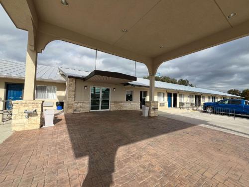 Junction Hotel | Motel 6 Junction, TX Llano River