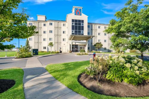 Kingston Hotel | Motel 6-Kingston, ON