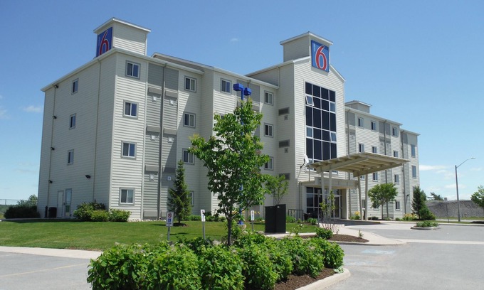 Kingston Hotel | Motel 6 Kingston, ON