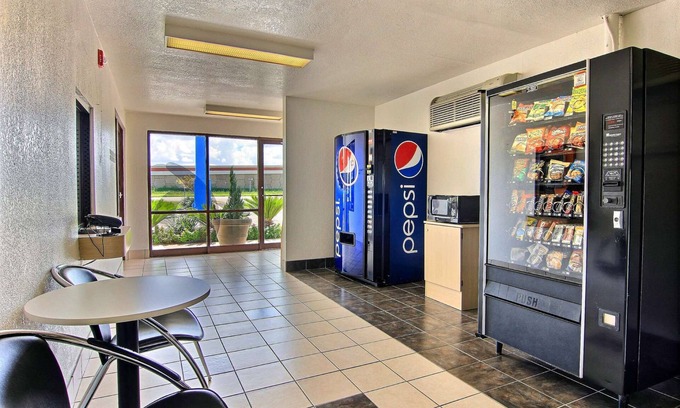 Kingsville Hotel | Motel 6 Kingsville, TX