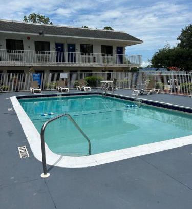 Lakeland Hotel | Motel 6-Lakeland, FL
