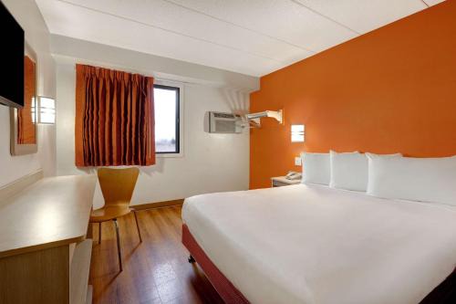 Lakeville Hotel | Motel 6-Lakeville, MN - South - Lakeville