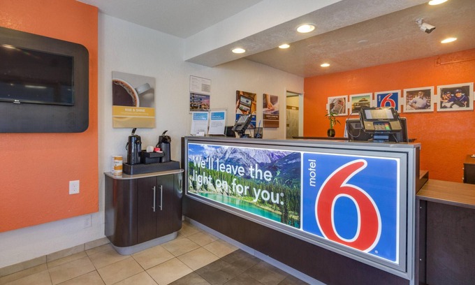 North Alameda Hotel | Motel 6 – Lakewood, CO
