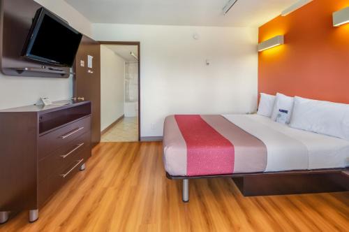 South Lethbridge Hotel | Motel 6-Lethbridge, AB