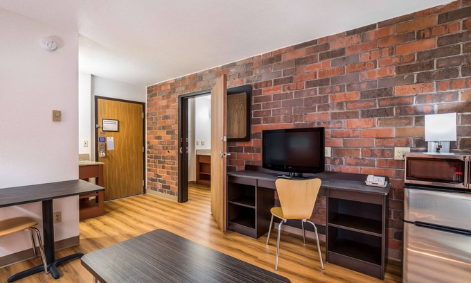 Madison Hotel | Motel 6 Madison, WI - East