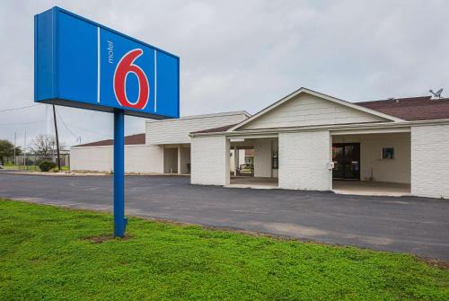 Madisonville Hotel | Motel 6-Madisonville, TX