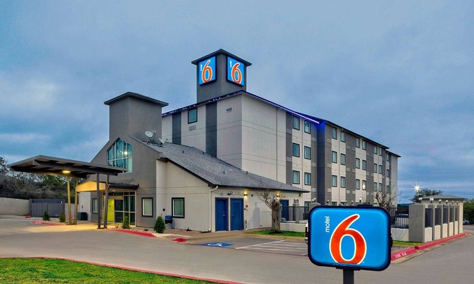Marble Falls Hotel | Motel 6 Marble Falls, TX
