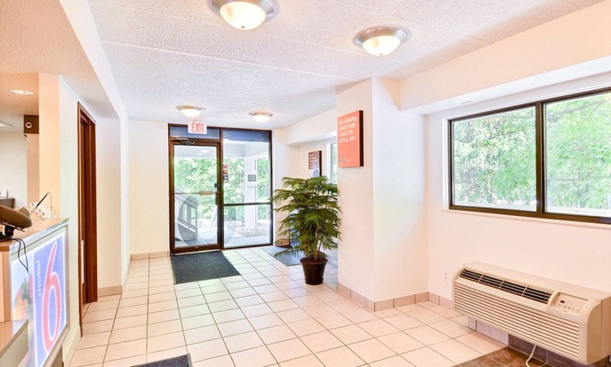 Nashua Hotel | Motel 6 Nashua, NH - South