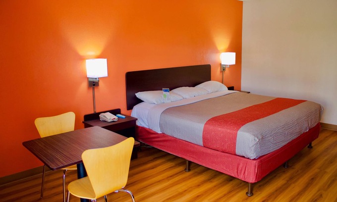 New Stanton Hotel | Motel 6 New Stanton, PA