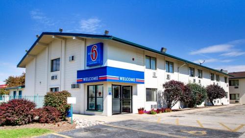 Normal Hotel | Motel 6-Normal, IL - Bloomington Area