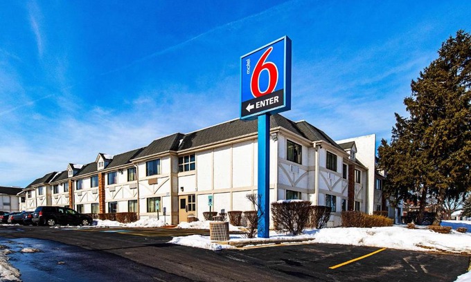 Palatine Hotel | Motel 6-Palatine, IL - Chicago Northwest