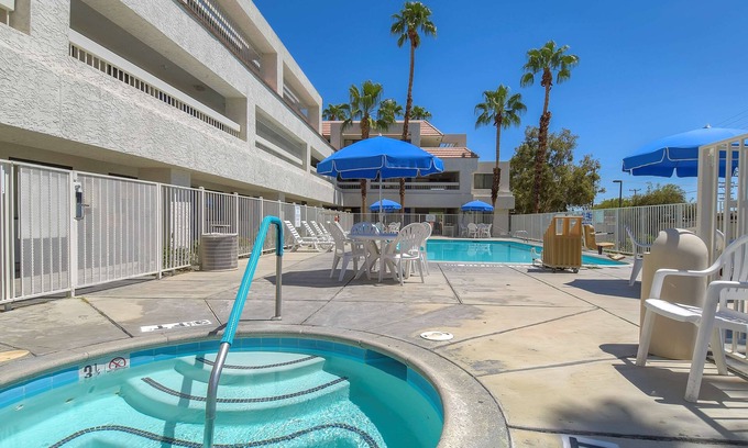 Warm Sands Hotel | Motel 6 Palm Springs, CA - Downtown