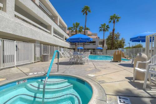 Warm Sands Hotel | Motel 6-Palm Springs, CA - Downtown