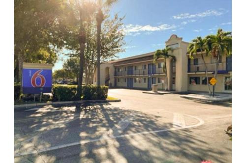 Riviera Beach Hotel | Motel 6 Riviera Beach FL