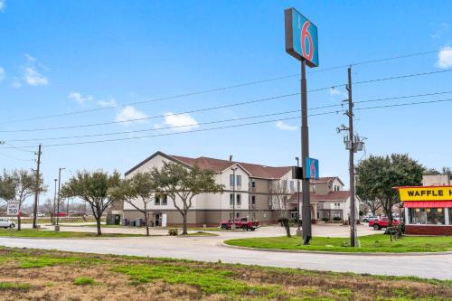 Rosenberg Hotel | Motel 6-Rosenberg, TX
