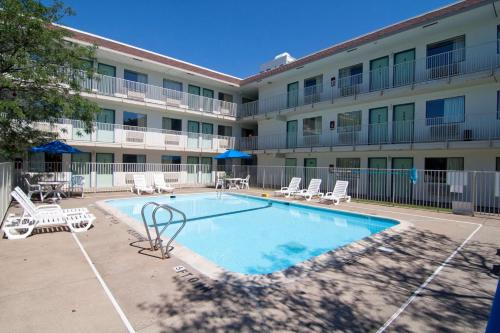 Roseville Hotel | Motel 6-Roseville, MN - Minneapolis North