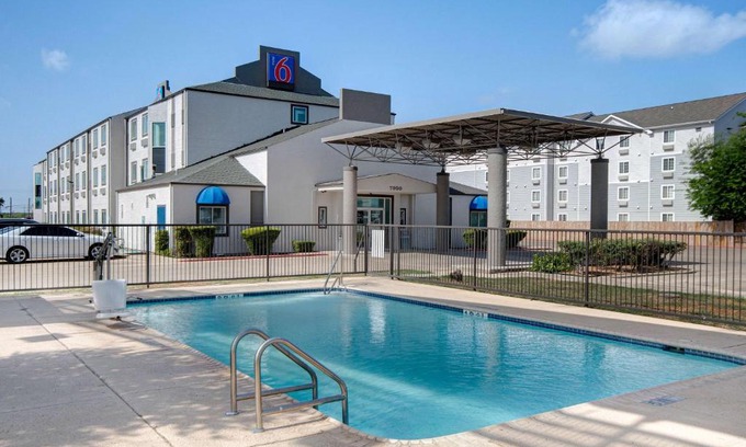 Southside Hotel | Motel 6-San Antonio, TX - South