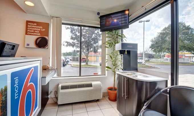 Southington Hotel | Motel 6 Southington, CT - Hartford