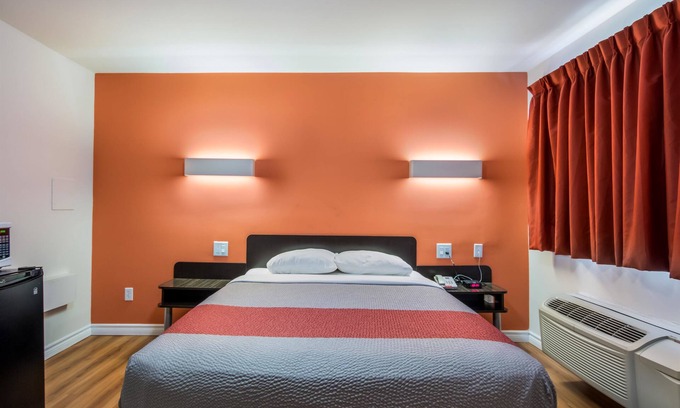 Sudbury Hotel | Motel 6 Sudbury, ON