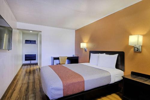 Sullivan Hotel | Motel 6 Sullivan MO