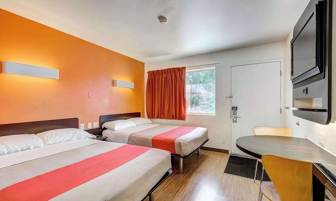 Dupont Hotel | Motel 6 Thornton, CO