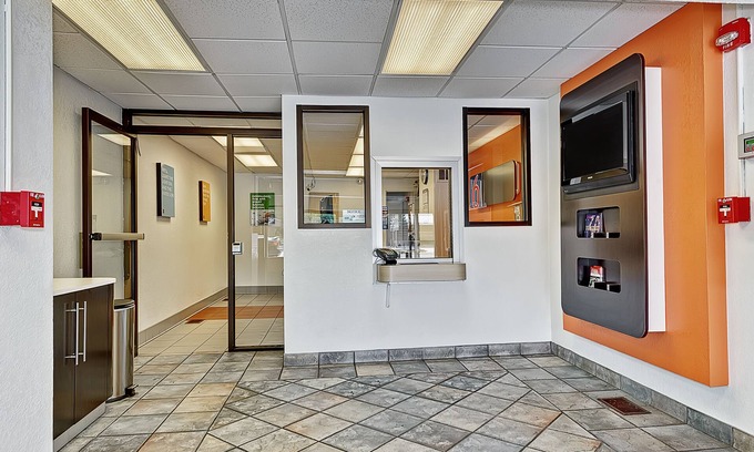 Villa Park Hotel | Motel 6 Villa Park, IL - Chicago West